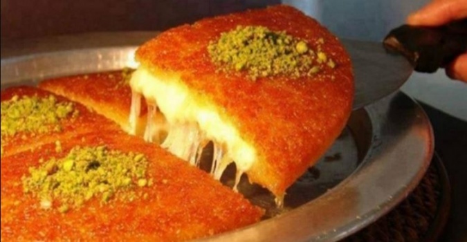 ام توزع الحلوى ابتهاجا بطلاق ابنتها