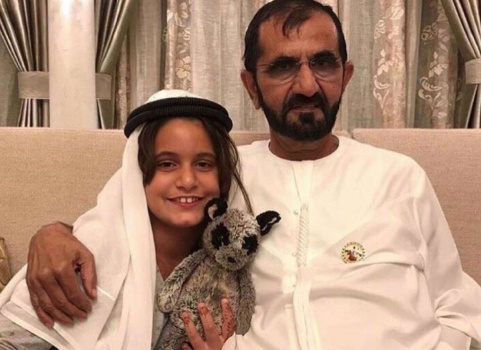 شاهد.. محمد بن راشد ينشر صورته وإبنته أثناء تأديتهما الصلاة