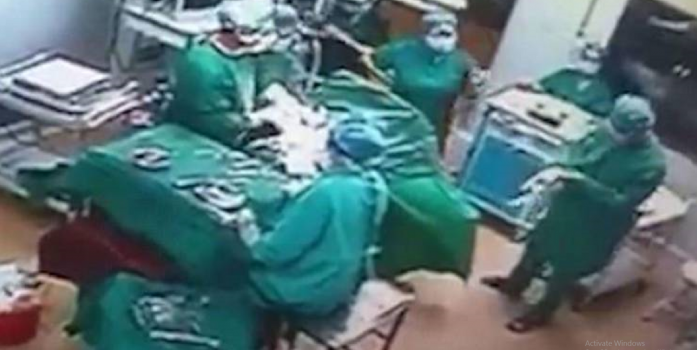فيديو| غرفة العمليات تحوّلت لـِ'ساحة حرب' بين جرّاح وممرضة!