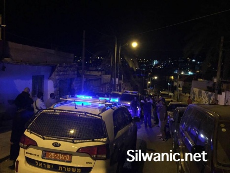 عشرات المستوطنين يعتدون على الممتلكات واعتقال 3 شبان في القدس