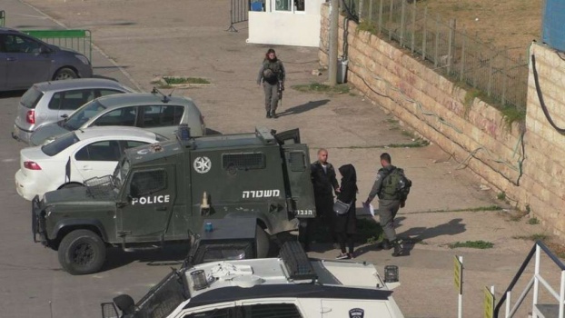 الاحتلال يعتقل فلسطينية بالخليل بحجة حيازة سكين