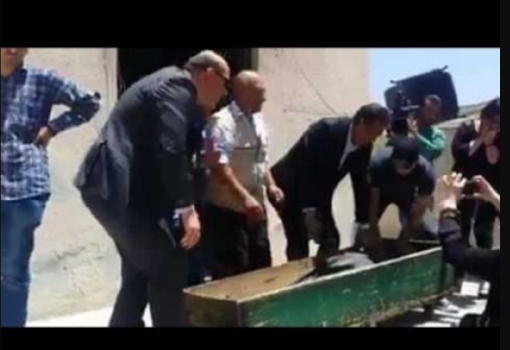 بالفيديو -فضيحة في دفن وجنازة "فطوم حيص بيص"... لن تصدقوا ما سترونه!