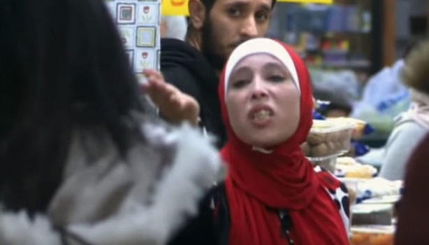 فيديو| رد فعل العراقيين على امرأة تهين والدة زوجها بطريقة قاسية!