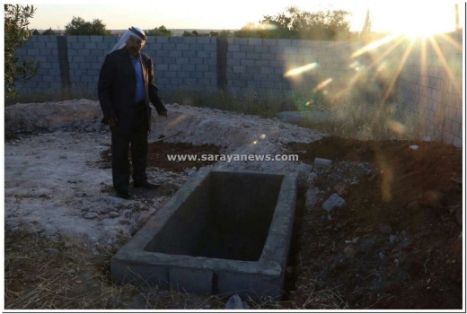 بالصور : مواطن يحفر قبره ويجهزه في مزرعته الخاصة