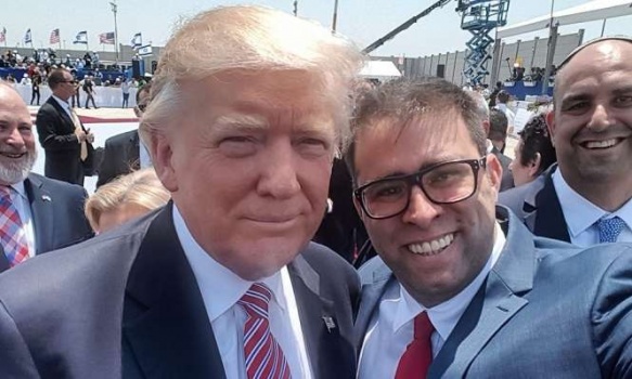 بالفيديو ..استقبال ترامب: خرق بروتوكولات وسيلفي و"تسلل" للصف الأول