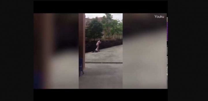 فيديو.. معلمة تسحب تلميذة من شعرها لإعادتها إلى الصف
