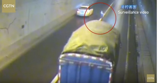 فيديو : طفل اصم ينجو باعجوبة من موت محقق في نفق للسيارات المسرعة