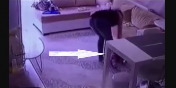 شكوا بمربية طفلهم.. وما كشفته كاميرا خفية ركبوها أصابهم بالصدمة !