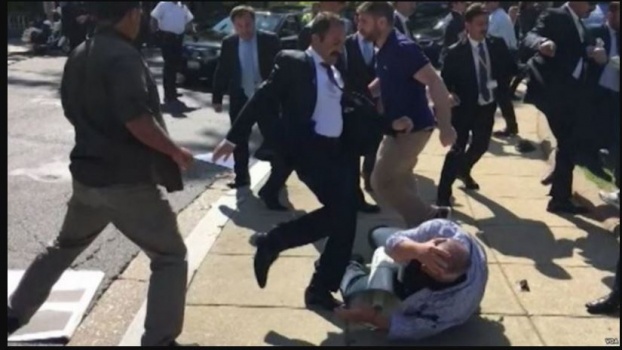 بالفيديو...الشرطة الأمريكية تضرب حرس أوردوغان والخارجية تهدد بالمحاسبة
