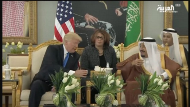 بالفيديو..سلمان ملك السعودية يشرح معنى "هز فنجان القهوة" لترامب
