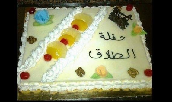 بالفيديو..خليجية تقيم حفل «طلاقها» وتقطع رأس دمية زوجها «المخلوع»