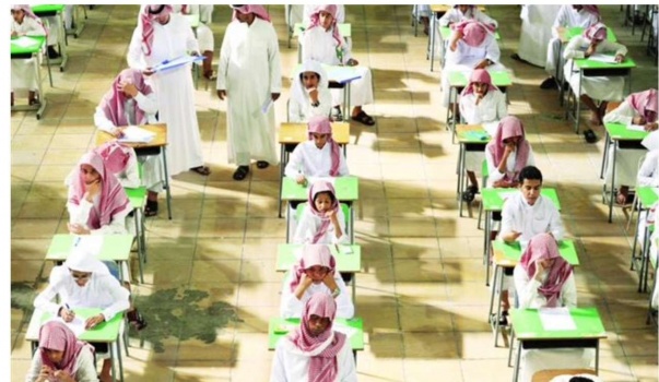 معلم سعودي "يُنجِح" طلابه احتفالاً بزواجه!