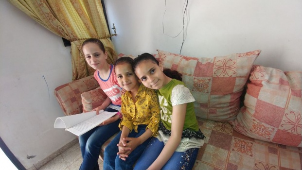 ​أيادِينا الصغيرة تُهدي إليكِ الدعاء