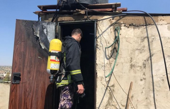 إخماد حريق داخل منزل في قرية دير ابو ضعيف شرق جنين