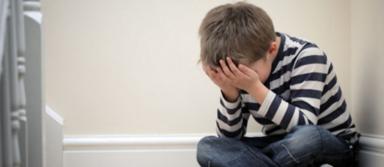 "لا تبك أنت رجل" أو "لا تأكلي ستصبحين سمينة".. أيها الآباء احذروا هذه الجمل تؤذي أطفالكم