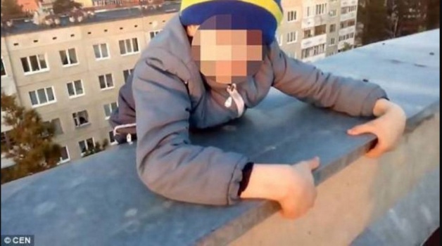 بالفيديو..طفل يتعلق بمبنى ويثير رعب المشاهدين!