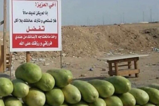 بائع بطيخ يعرض بضاعته مجانًا: "رزقي على الله"