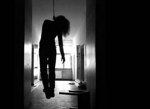 صور - فتاة تشنق نفسها بسبب شجار مع أخيها!