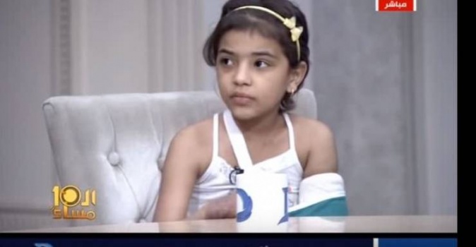 فيديو صادم .. طفلة مصرية تتعرض للتعذيب على يد زوج والدتها!!