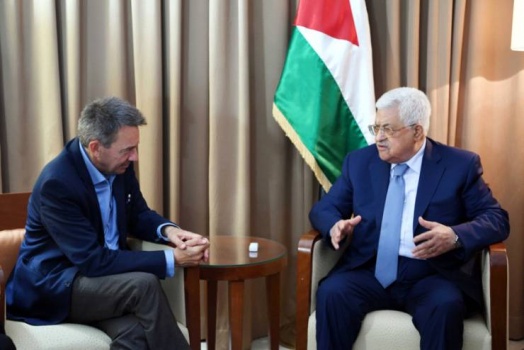 الرئيس عباس يطالب 'الصليب' بالضغط لتحقيق مطالب الأسرى