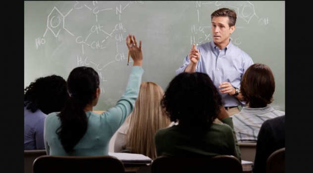 استاذ جامعي يبتز طالباته ... الجنس مقابل العلامات !