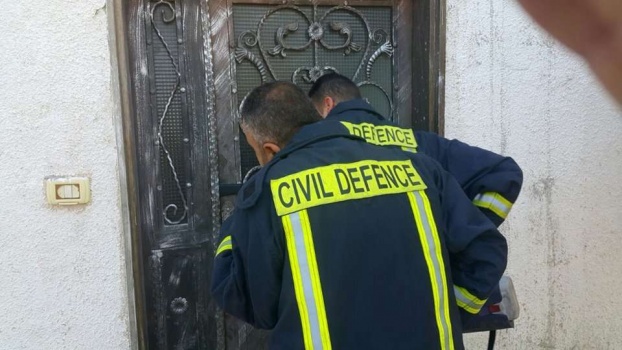 جنين: الدفاع المدني ينفذ طفلة عالقة داخل غرفة ويخمد حريق شقة