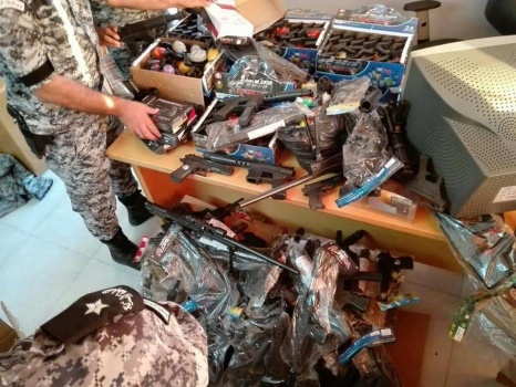 ضبط العاب نارية ومفرقعات ممنوعه من التداول في رام الله وجنين .