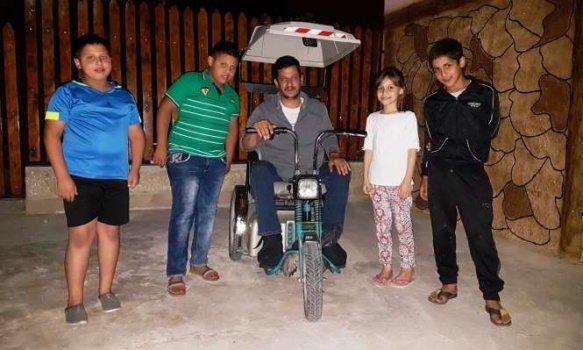فيديو - مسحراتي طولكرم يتجول بكرسيه المتحرك ليوقظ الناس على السحور