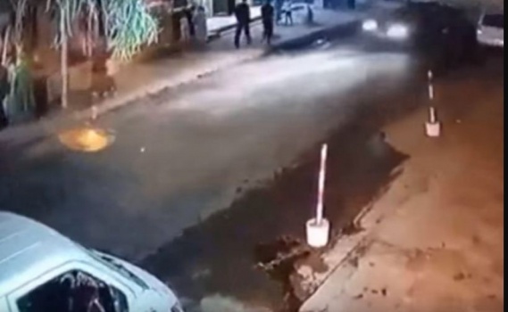 فيديو| طفل في الجزائر يسرق سيارة ليلاً ويدهس المارة ليخلف قتلى وجرحى!