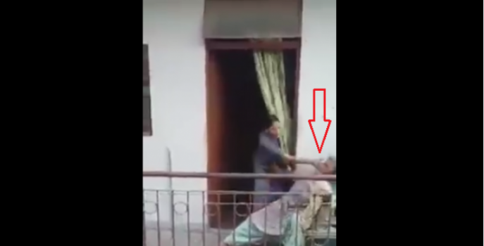 فيديو - امرأة تضرب أمها المسنة بشرفة منزلها.. والجارة تَفضحها!