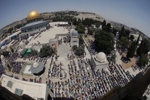 300 ألف مواطن يؤدون الجمعة الثانية من رمضان في المسجد الأقصى