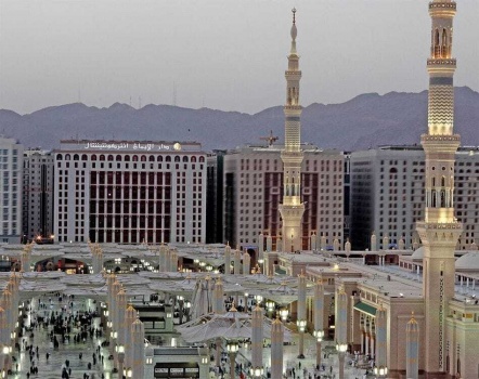 بمكبر صوت.. سعودي يتسبب في إفطار عدد من أهالي حي بالمدينة المنورة قبل الأذان