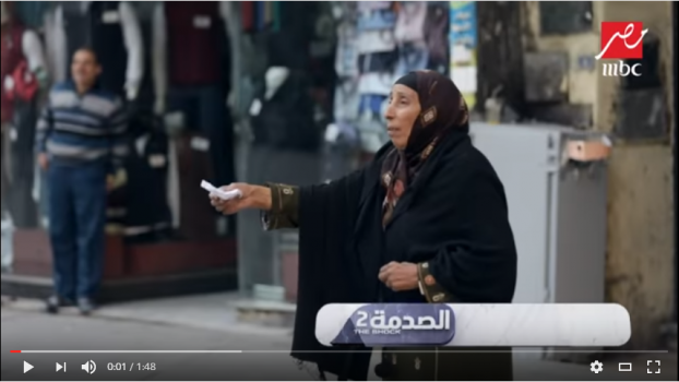 فيديو| إبن يترك رسالة مع والدته بالشارع.. وما في داخلها صادم!