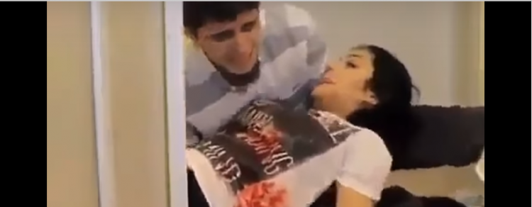 فيديو| هذا ما فعله شاب وجد حبيبته غارقة بدمائها!