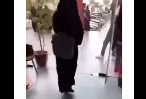 فيديو .. هذا ما فعله شاب لفتاة تعرضت أمامه لموقف محرج!