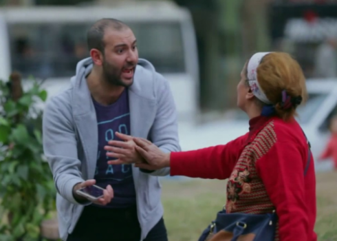 شاهدوا ردود فعل المصريين تجاه رجل يعتدي على أم وطفلها في الشارع