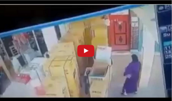 بالفيديو....امرأة تسرق غسالة من داخل محل بطريقة غريبة
