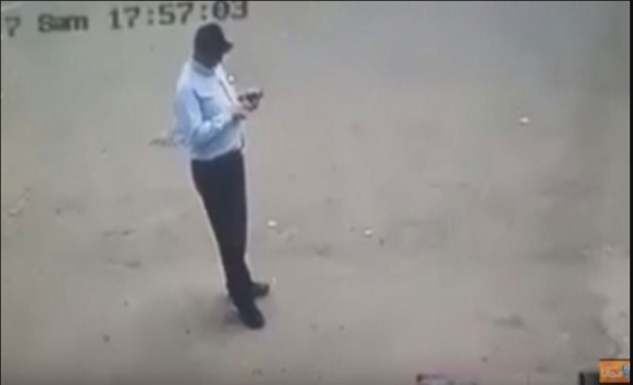 بالفيديو....لحظة سرقة هاتف محمول من يد صاحبه في وضح النهار