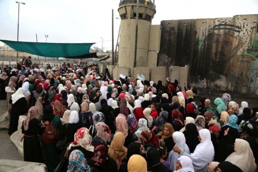 عشرات الالاف يزحفون للقدس لاداء صلاة الجمعة بالاقصى