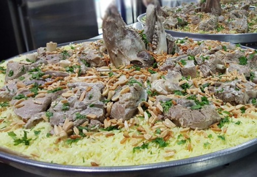 "المنسف" سيد ضيافة العيد فى الكرك