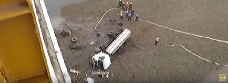 بالفيديو :سائق صهريج وقود يفقد السيطرة ويسقط من جسر بارتفاع 40 مترا ً شرق الصين