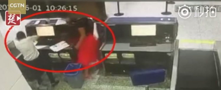 بالفيديو : طالبة دكتوراه تصفع موظفة مطار بشكل عنيف