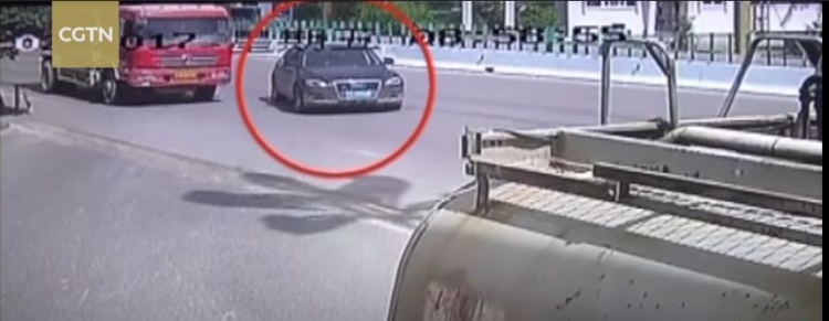 بالفيديو : شاحنة تسحق سيارة بشكل مروع وتدفنها بالحصى .. هل سينجو سائقها؟