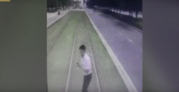 بسبب الهاتف .. قطار خفيف يدهس رجلا ً انشغل بهاتفه المحمول