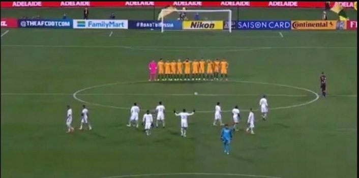 فيديو - لاعبو المنتخب السعودي يرفضون الوقوف دقيقة صمت حداد على ضحايا لندن