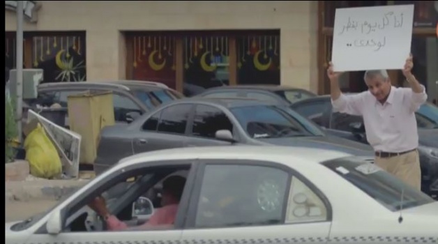 مصري حمل لافتة وسط الشارع مكتوب عليها "كل يوم بفطر لوحدي" .. شاهد ردة فعل الناس !