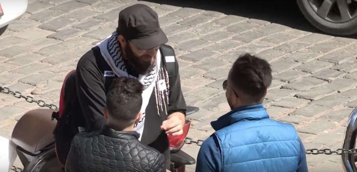 شاهد : فلسطيني في شوارع الجزائر .. كيف كانت ردة فعل الجزائريين؟