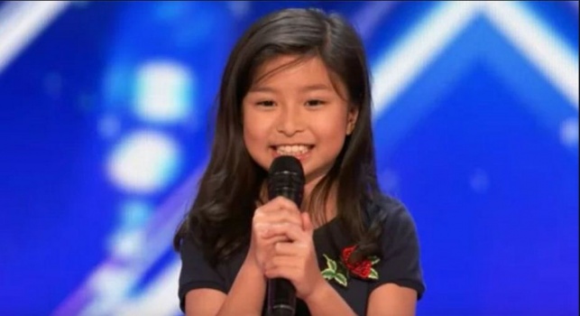 فيديو| طفلة صينيّة تصدم لجنة تحكيم &ldquo;America&acute;s Got Talent&rdquo; بصوت مغنية فيلم &ldquo;تايتنك&rdquo;