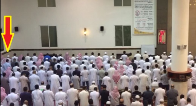 فيديو تقشعر له الأبدان.. هكذا توفي أثناء صلاته في المسجد ليلة 27 رمضان!