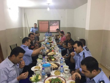 الشرطة تنظم مأدبة افطار لذوي الشهداء من مرتبات الشرطة بطوباس